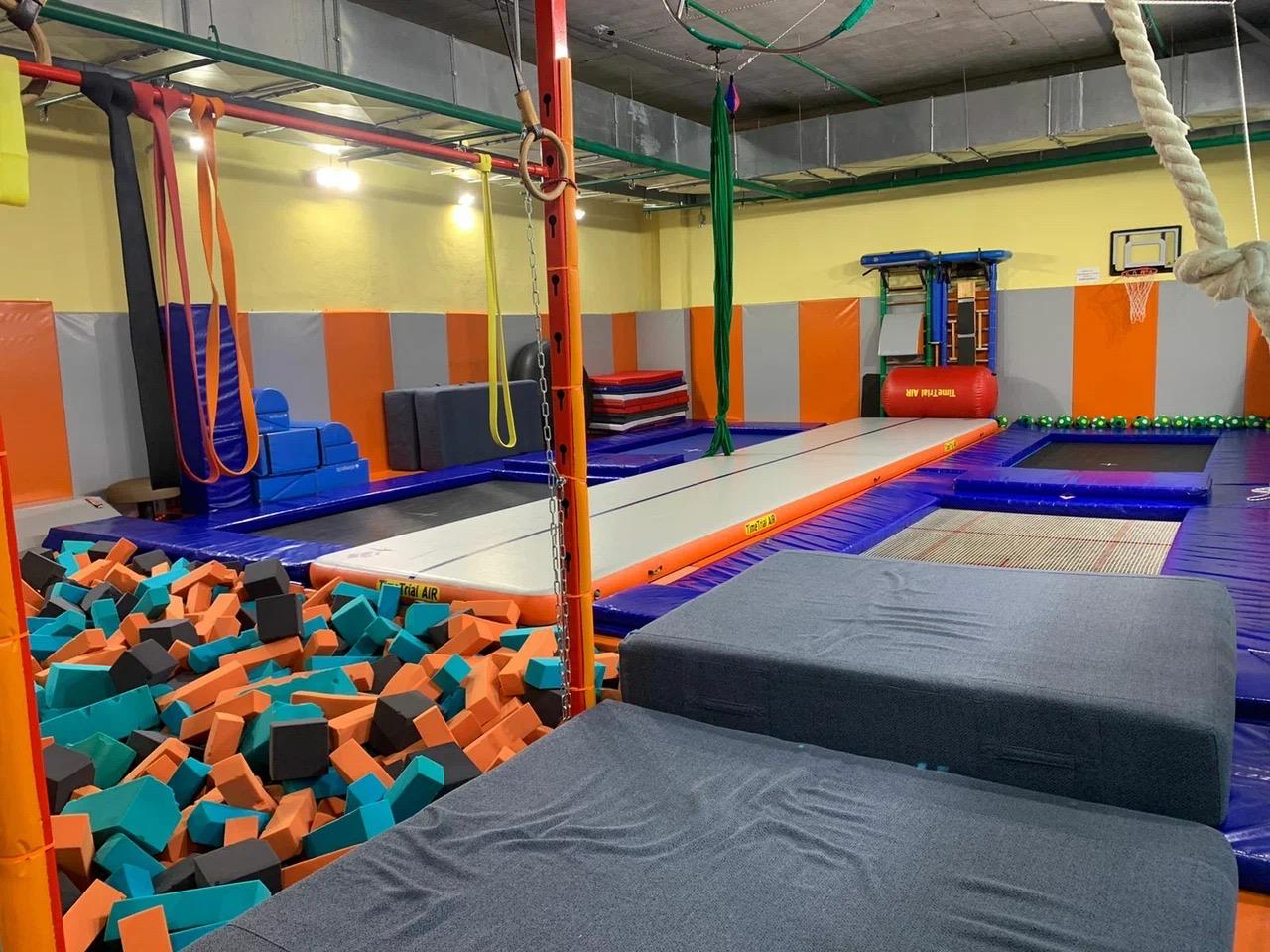 Дети на батутах