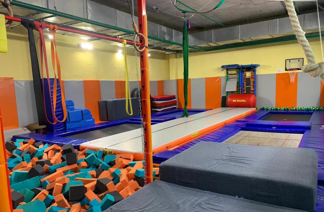 Инструктор с детьми на тренировке